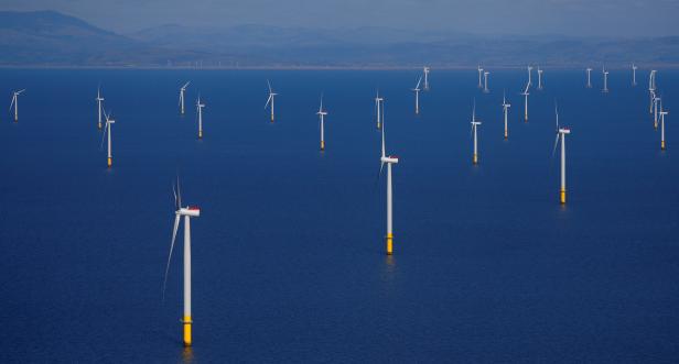 FILE FOTO: Una vista generale del parco eolico offshore di Ørsted che attraversa la pista Walney al largo della costa di Blackpool