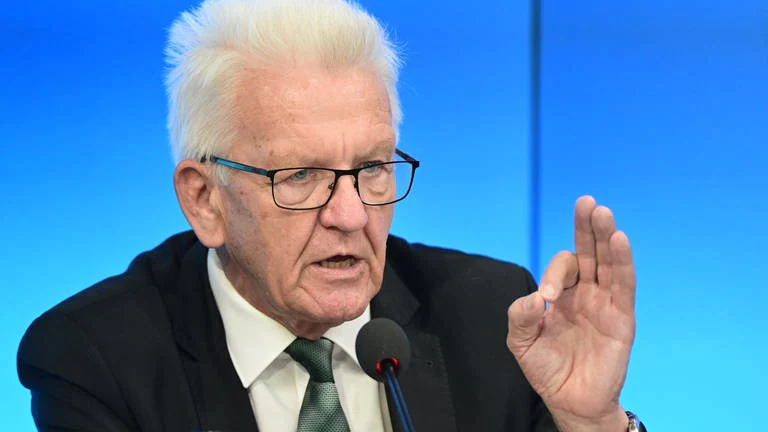 Winfried Kretschmann (Bündnis 90Die Grünen), Primo Ministro dello stato del Baden-Württemberg, parla ai giornalisti in una conferenza stampa del governo nel parlamento statale.  (Foto: dpa Bildfunk, Picture Alliance / dpa | Bernd Weißbrod)