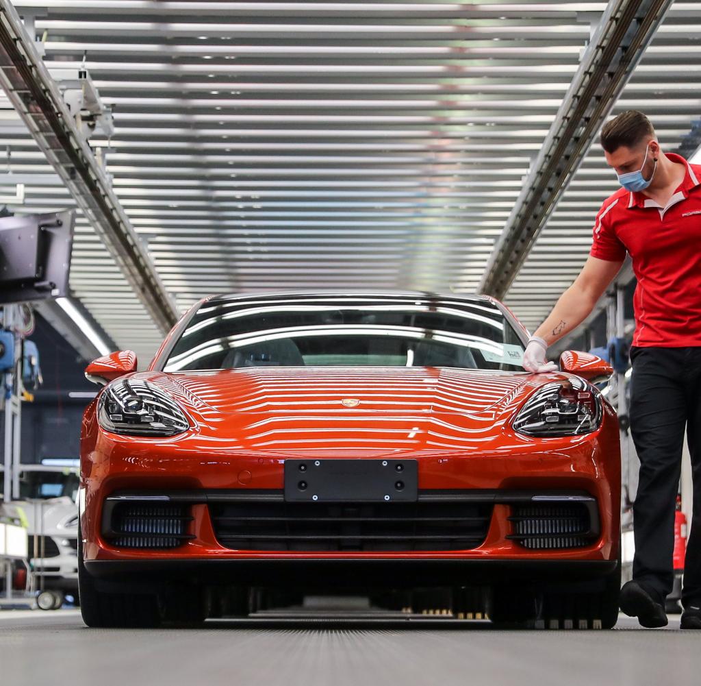 Le auto escono di nuovo dalla linea di produzione alla Porsche di Lipsia