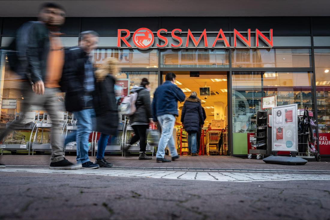 I clienti entrano in una filiale della catena di farmacie Rossmann nel centro di Magonza. 