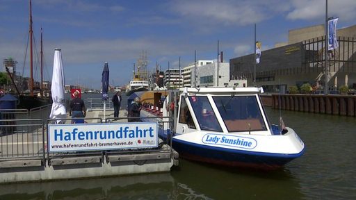 Un molo nel porto di Bremerhaven con i turisti che vogliono fare un giro del porto.