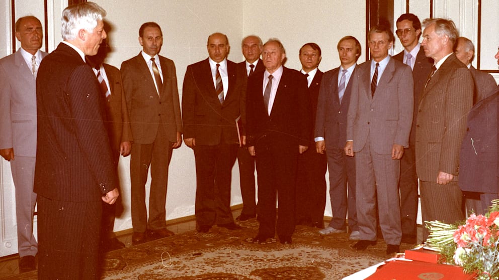 Il capo della Stasi Boehm a Dresda (davanti a sinistra, si è sparato nel 1990) nel maggio 1987 con il suo vice e coordinatore del KGB, il colonnello Hardy Anders (da dietro, terzo da sinistra) e il ministro della Stasi Erich Mielke (sesto da sinistra), KGB Il maggiore Vladimir Putin (ottavo da sinistra) e il capo del distretto SED Modrow (davanti a destra)