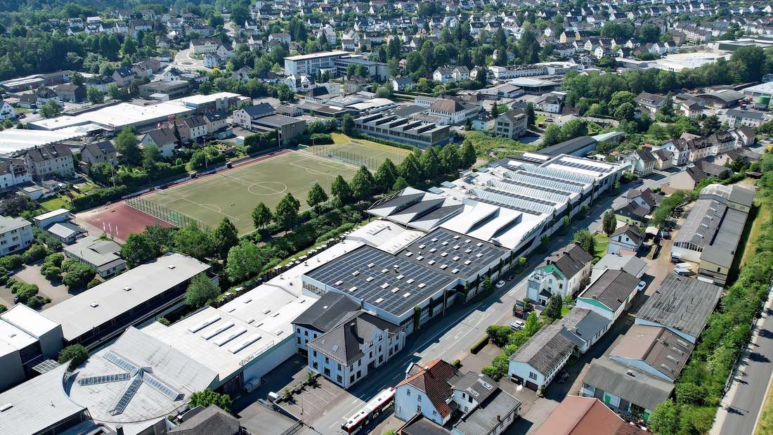 Pühl ha fatto installare un impianto fotovoltaico completo sul tetto dell'azienda (foto al centro).  Lo mostra chiaramente anche in questa foto aerea: quasi ogni metro quadrato sul sito di Herscheider Strasse è utilizzato dall'azienda di famiglia.  Secondo il sindaco Ulrich Schulte, qui non sarebbe possibile un'espansione - se questo fosse pianificato a un certo punto, influenzerebbe il comune in termini di pianificazione urbana.