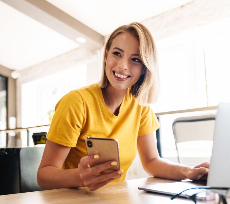 Una donna davanti a un computer sta completando un test azionario