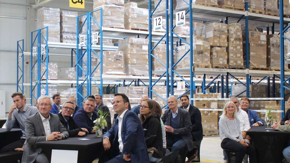 La cerimonia si è svolta giovedì nel nuovo centro logistico per accessori per biciclette di Herlishausen: rappresentanti dell'industria e della politica hanno ascoltato i saluti di Bernhard Lange e Andreas Kirmaier (seduti davanti a destra). 