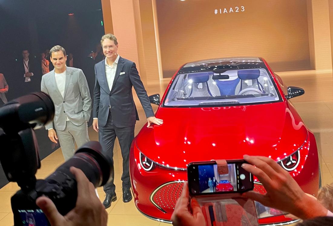 Doppio misto: la leggenda del tennis Roger Federer con il presidente della Mercedes Ola Källenius alla presentazione del concetto CLA.