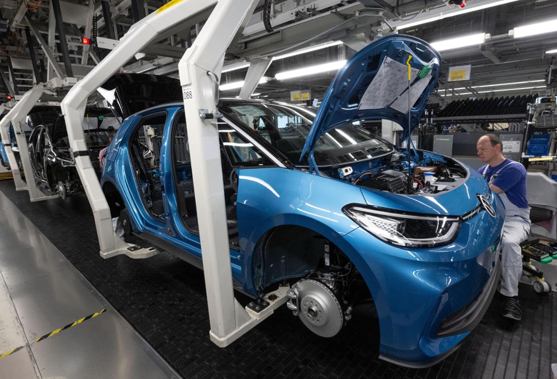 Produzione di auto elettriche presso la Volkswagen a Zwickau.