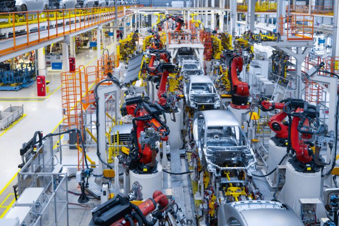 Linea di produzione automobilistica in una fabbrica di automobili.