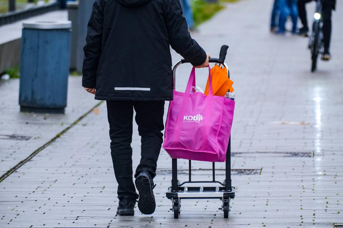 Un cliente di Dusseldorf trasporta i suoi acquisti in una borsa Kodi.