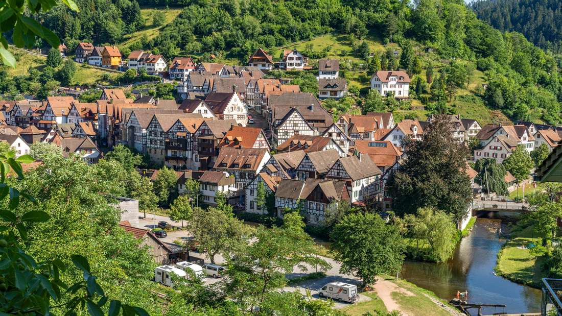 Veduta delle case di Schiltach nel Baden-Württemberg.