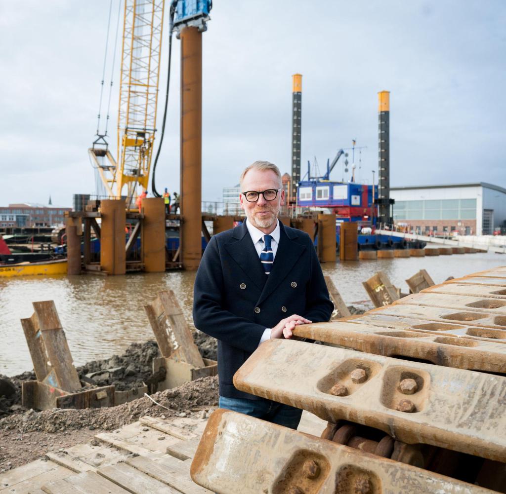 Erich Uhlmann, capo della Direzione generale delle vie navigabili e della navigazione marittima, nel cantiere di costruzione di un bacino di carenaggio sul canale di Kiel a Brunsbüttel