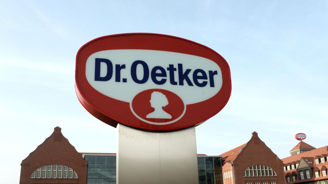 Logo aziendale davanti al Dr.  (Oetker a Bielefeld).