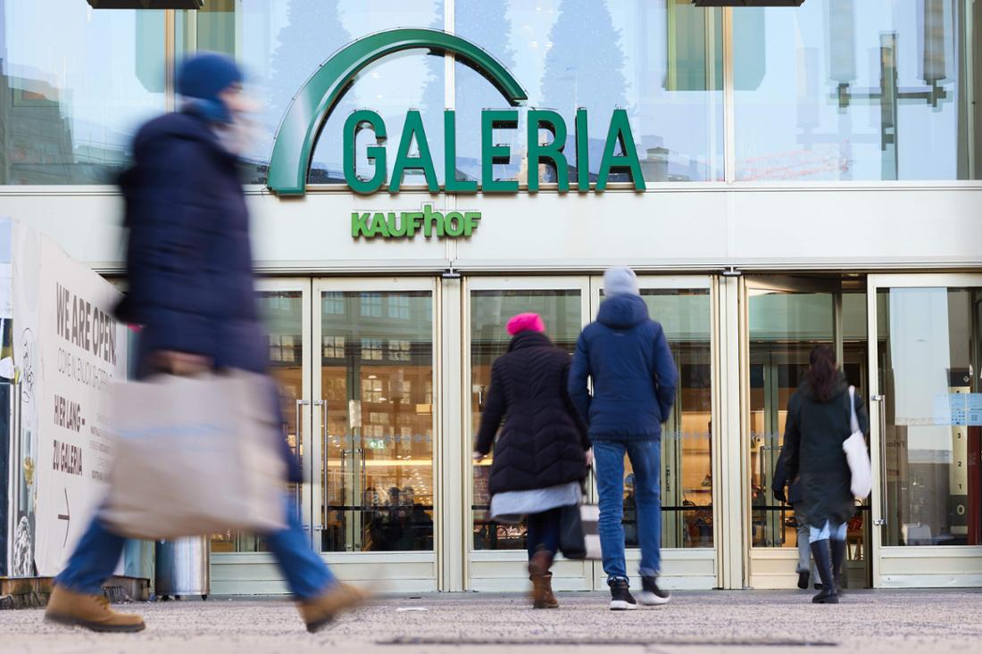 Veduta dell'ingresso dei grandi magazzini Galerie Karstadt Kaufhof.  Un gruppo di grandi magazzini in difficoltà è alla ricerca di un nuovo proprietario.