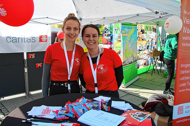 Caritas Costanza è alla ricerca di nuovo personale infermieristico.  Leonie Strebel (a sinistra) ed Emily Schwab (a destra) provano i giovani studenti di...