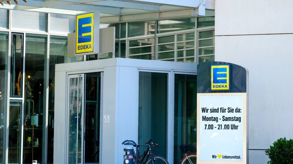 La filiale di Edeka fa arrabbiare i clienti con le nuove normative