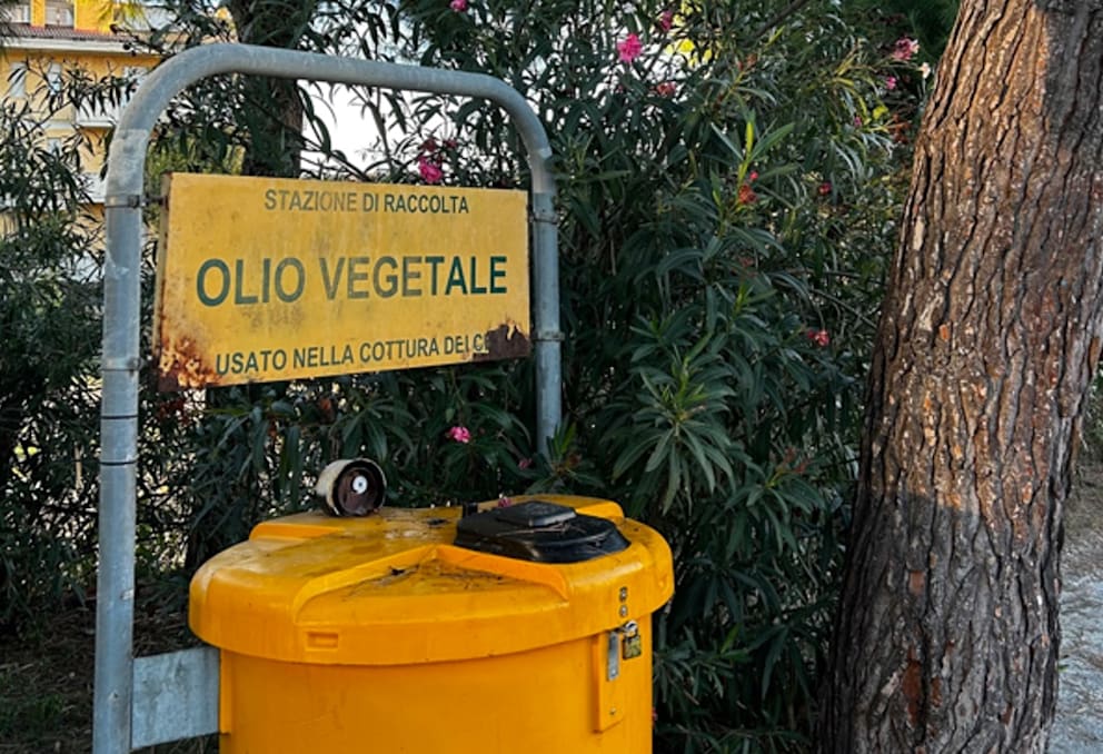 Aus altem Speiseöl wird Kraftstoff: hier eine Pflanzenöl-Sammelstation in Italien