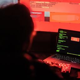 Avatar: un uomo seduto davanti a schermi che mostrano falsi programmi di hacking e programmi di eliminazione remota.  (Fonte: DPA/L. Mergeler)