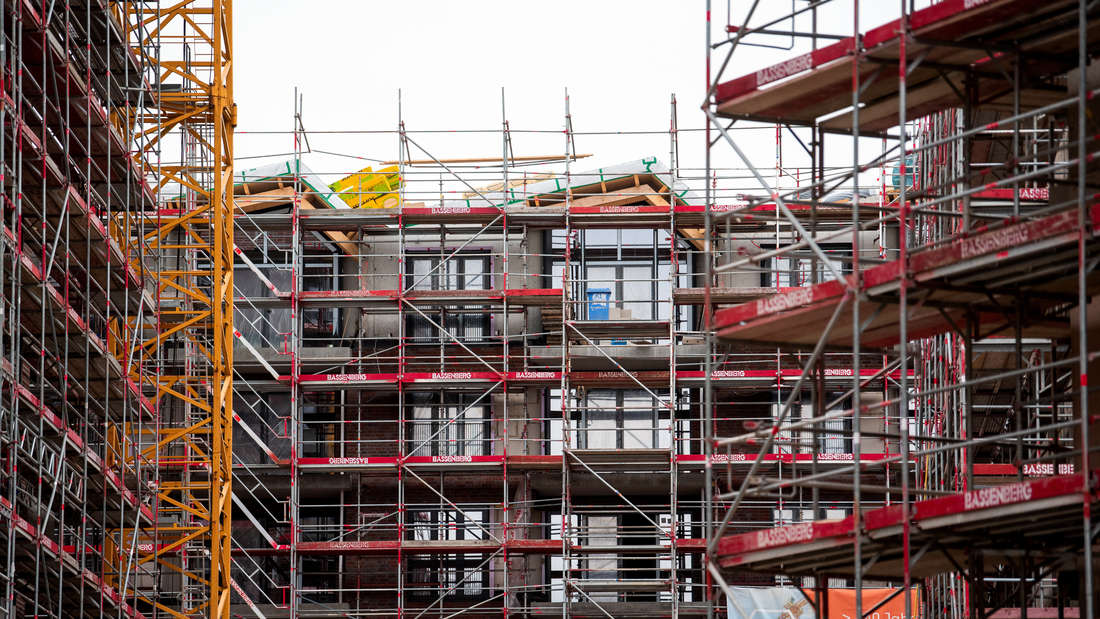 L'impalcatura si trova in un cantiere di costruzione di una casa.