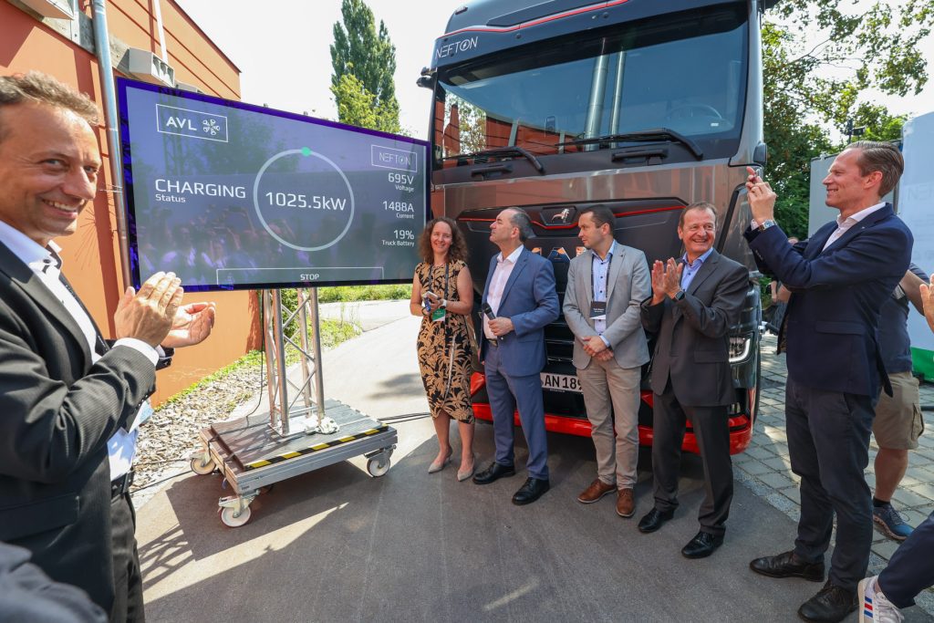 NEFTON: L’eTruck MAN viene caricato pubblicamente con oltre 1.000 kilowatt