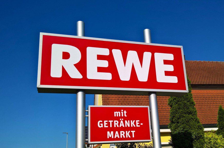 Rewe, derivato dall'associazione di audit delle cooperative di Westkauf.  Con circa 3.600 negozi, REWE Markt GmbH, con sede a Colonia, è il secondo più grande rivenditore di generi alimentari in Germania dopo Edeka.  R...