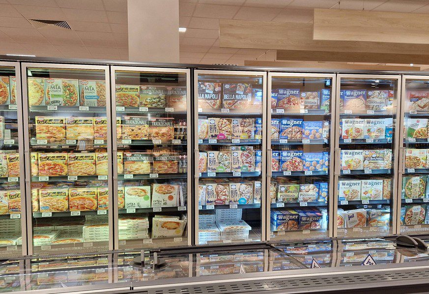 Selters Immagine dell'argomento: Cibo, Consumo, Esposizione, Supermercato, 17 gennaio 2023 Pizza assortita in uno scaffale refrigerato in un supermercato, Immagine dell'argomento: Cibo, Consumo, Esposizione, Supermercato, 17...