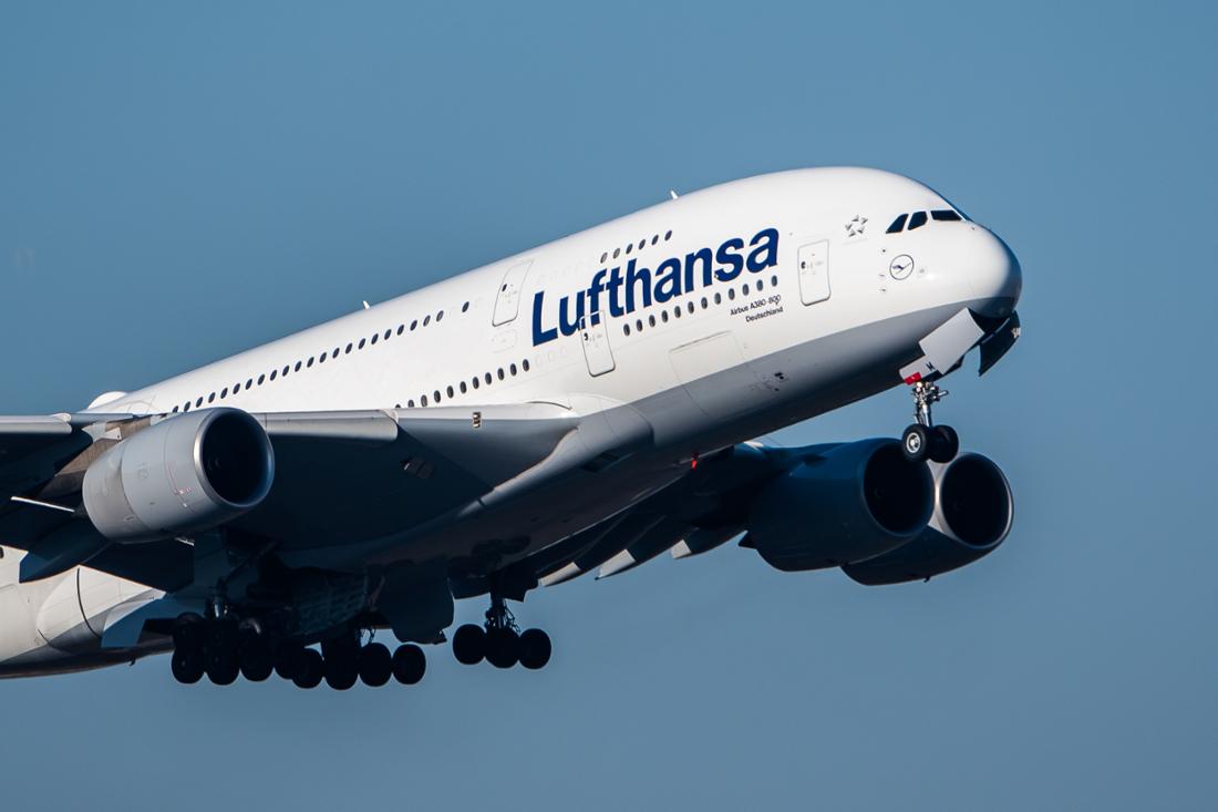 Un Lufthansa A380 decolla dall'aeroporto di Francoforte.