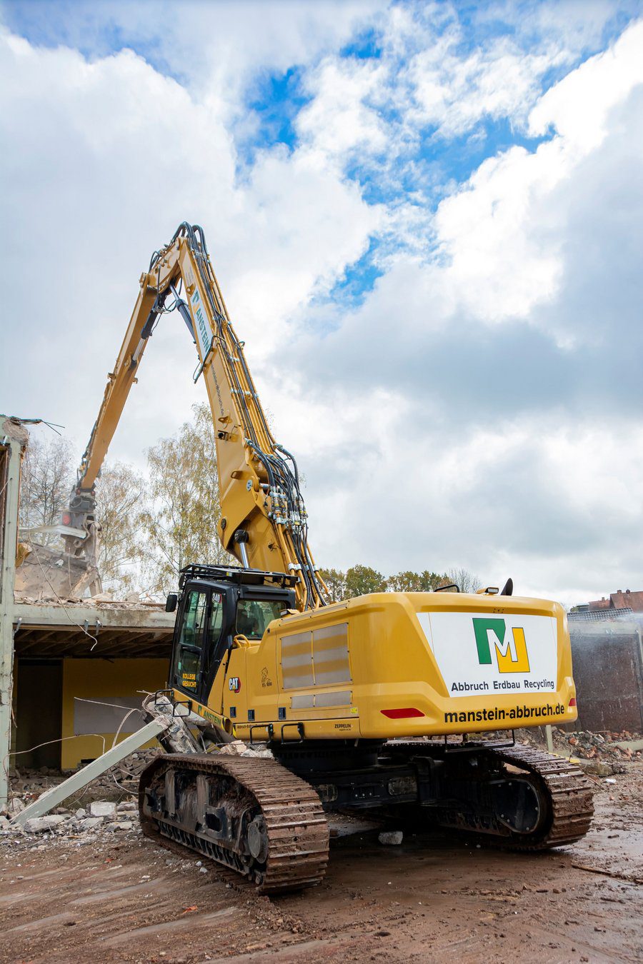 Lavori di demolizione su un escavatore da demolizione Bobcat