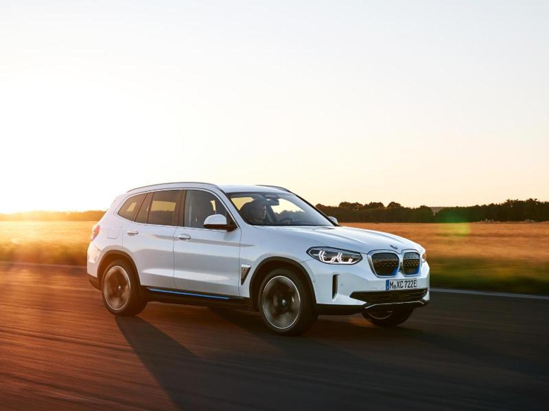 SUV SOTTO POTENZA: Con la BMW iX3 elettrica, sono solo i dettagli a fare la differenza visiva rispetto al modello gemello tradizionale, l'X3. Foto: Fabian Kirchbauer/BMW AG/dpa-tmn