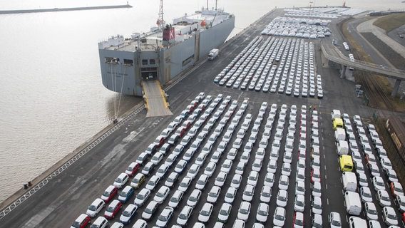 I veicoli del Gruppo Volkswagen sono pronti per la spedizione nel porto di Emden. (Immagine principale) © Picture Alliance / Jörg Sarbach/DPA Foto: Jörg Sarbach