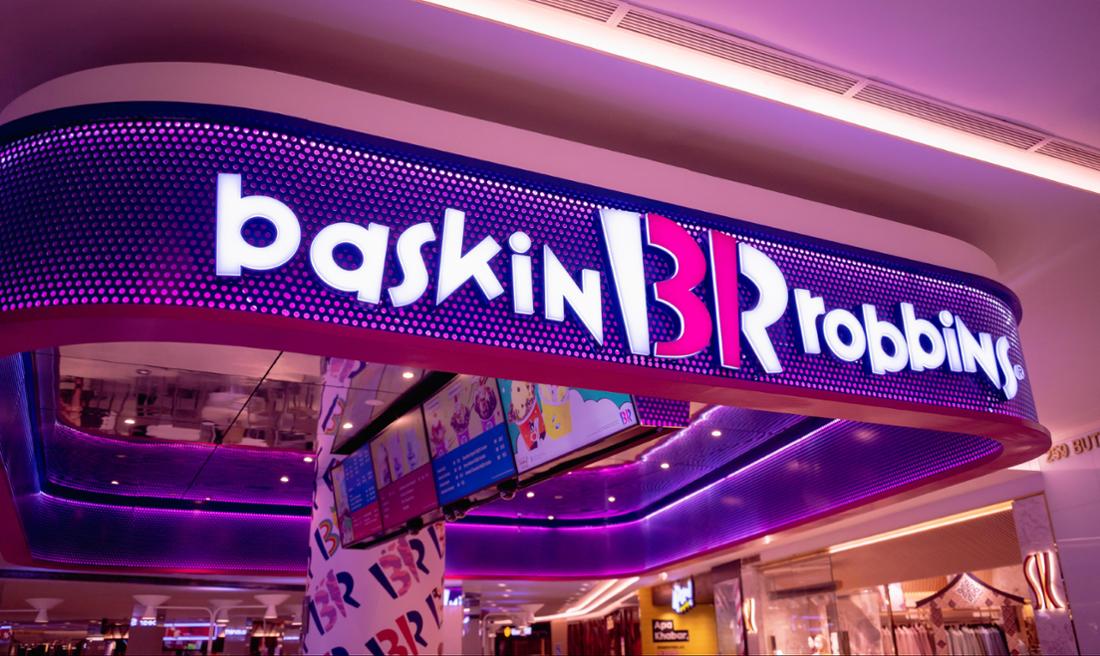 La catena americana di fast food Baskin Robbins serve gelati e torte