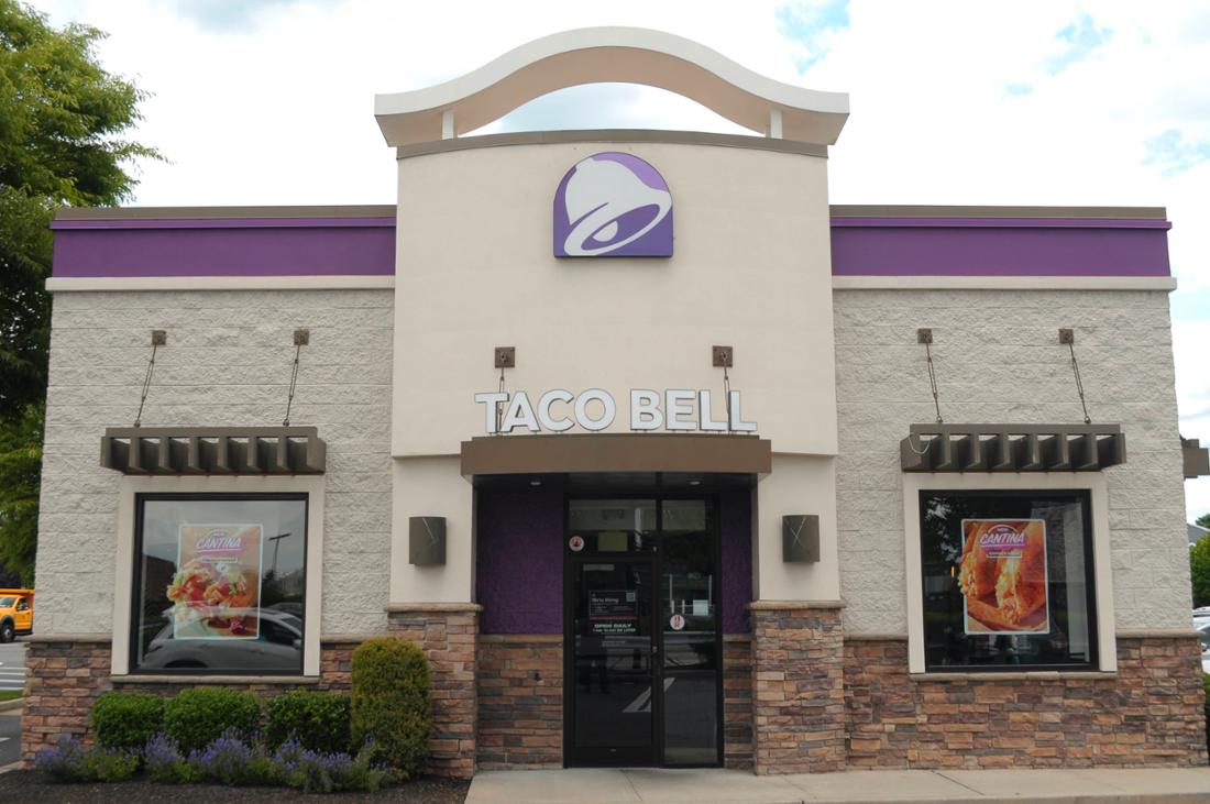 11 giugno 2024, New York, Stati Uniti: Taco Bell viene visto nel quartiere Hicksville di Long Island, New York. nuovo