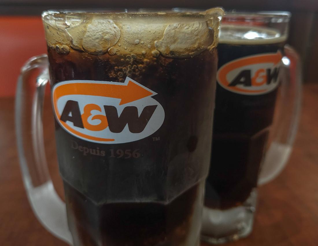 A&W è una catena di fast food distribuita in Canada e negli USA. Qui puoi vedere la root beer del marchio