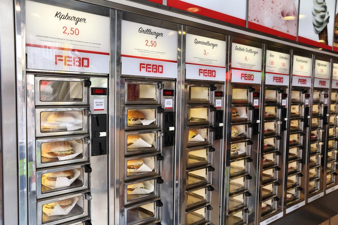 FEBO è la classica cultura degli snack olandesi. Nella camera di riscaldamento si trovano Frikandel, Bitterballen, ecc.